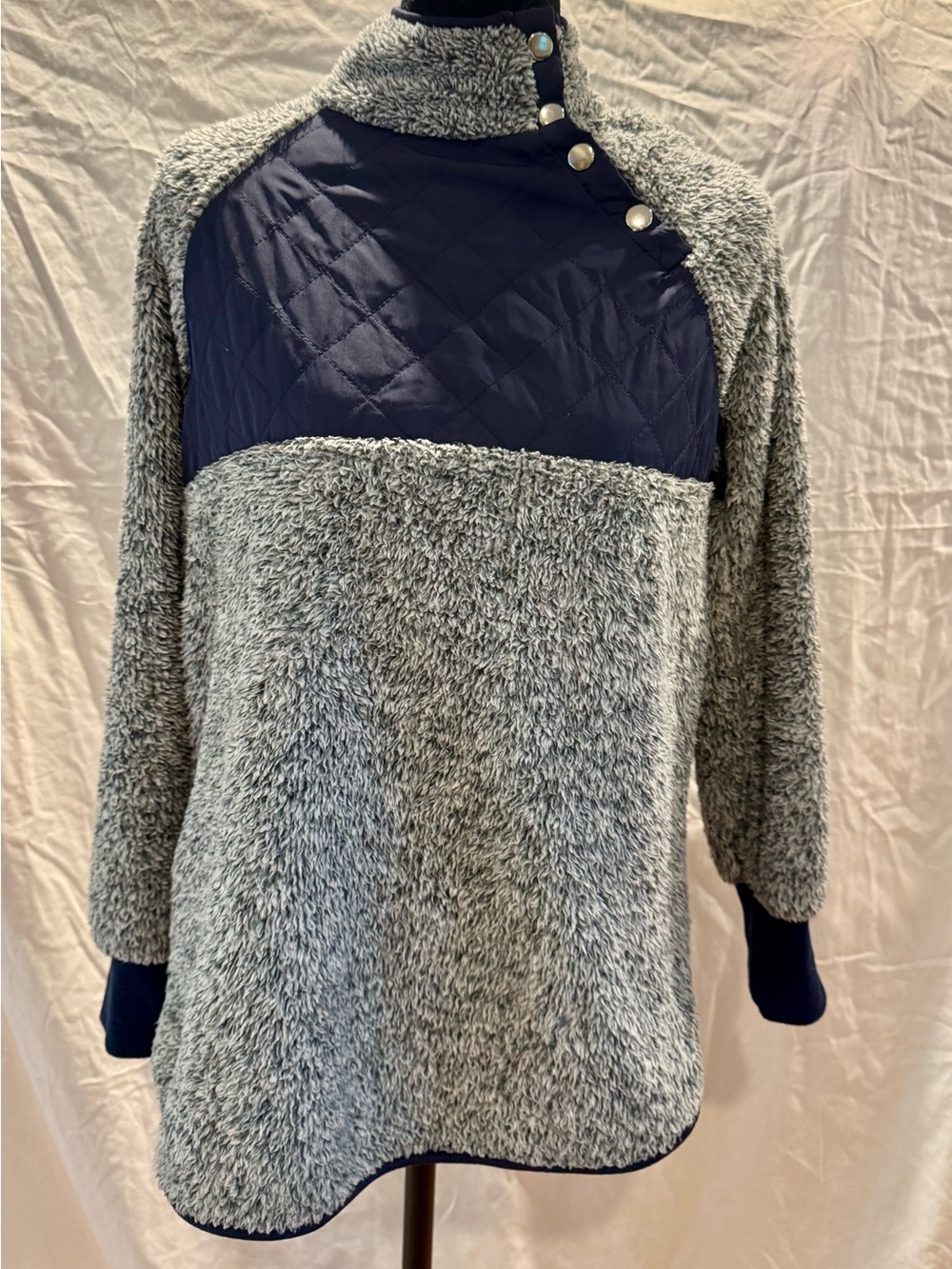 Source Unknown Gray and Navy Quilted Fleece Pullover Jacket